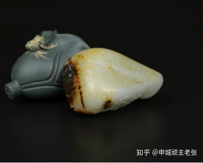 魅力無(wú)窮之和田玉黑皮籽料